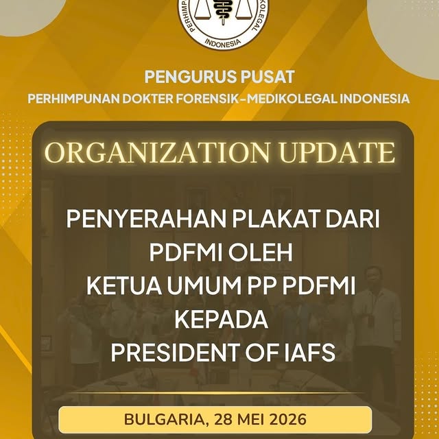 Penyerahan plakat dari PDFMI oleh Ketua Umum PP PDFMI Brigje...